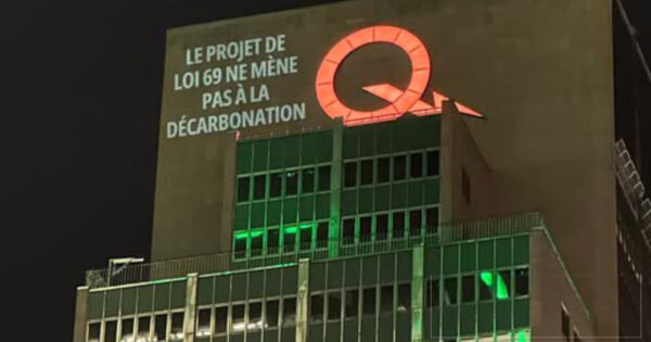 projection de texte sur les batiments à montreal